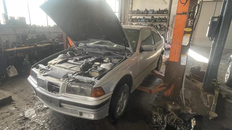 BMW 318, снимка 1 - Автомобили и джипове - 36161253