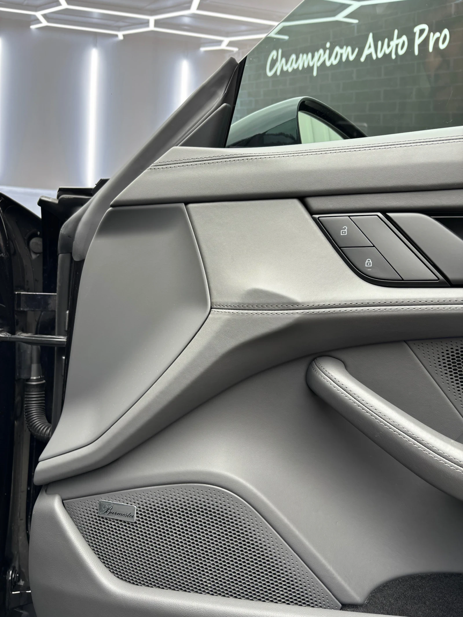 Porsche Taycan Carbon, снимка 16 - Автомобили и джипове - 53678618