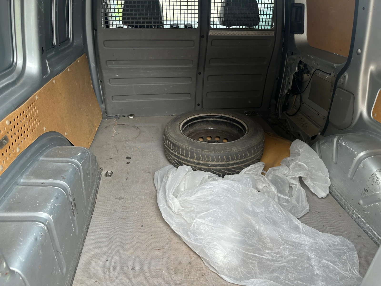 VW Caddy 2.0sdi, снимка 3 - Автомобили и джипове - 54316037