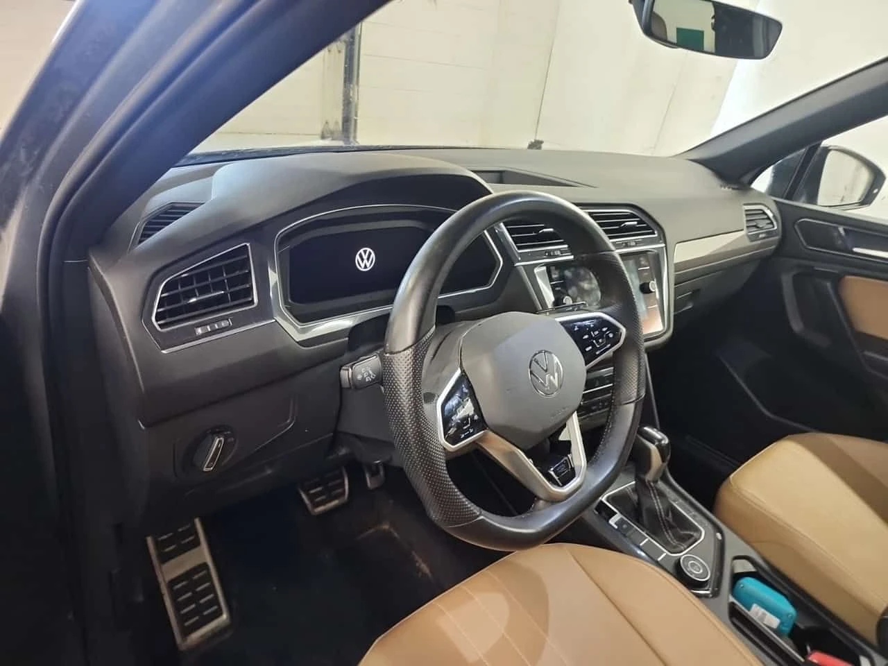 VW Tiguan  COMFORTLINE R LINE BLACK EDITION , снимка 11 - Автомобили и джипове - 54465998