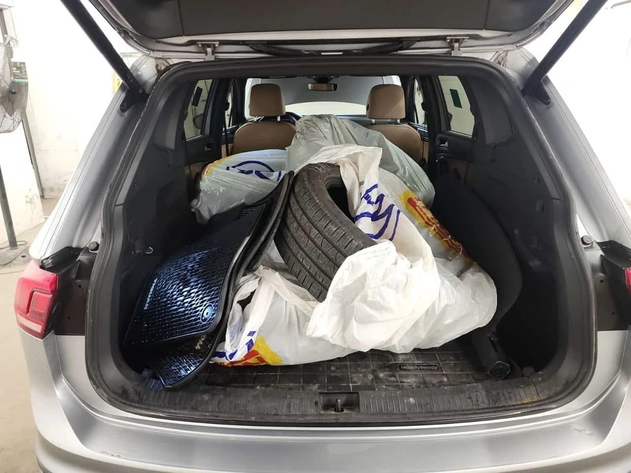 VW Tiguan  COMFORTLINE R LINE BLACK EDITION , снимка 15 - Автомобили и джипове - 54465998