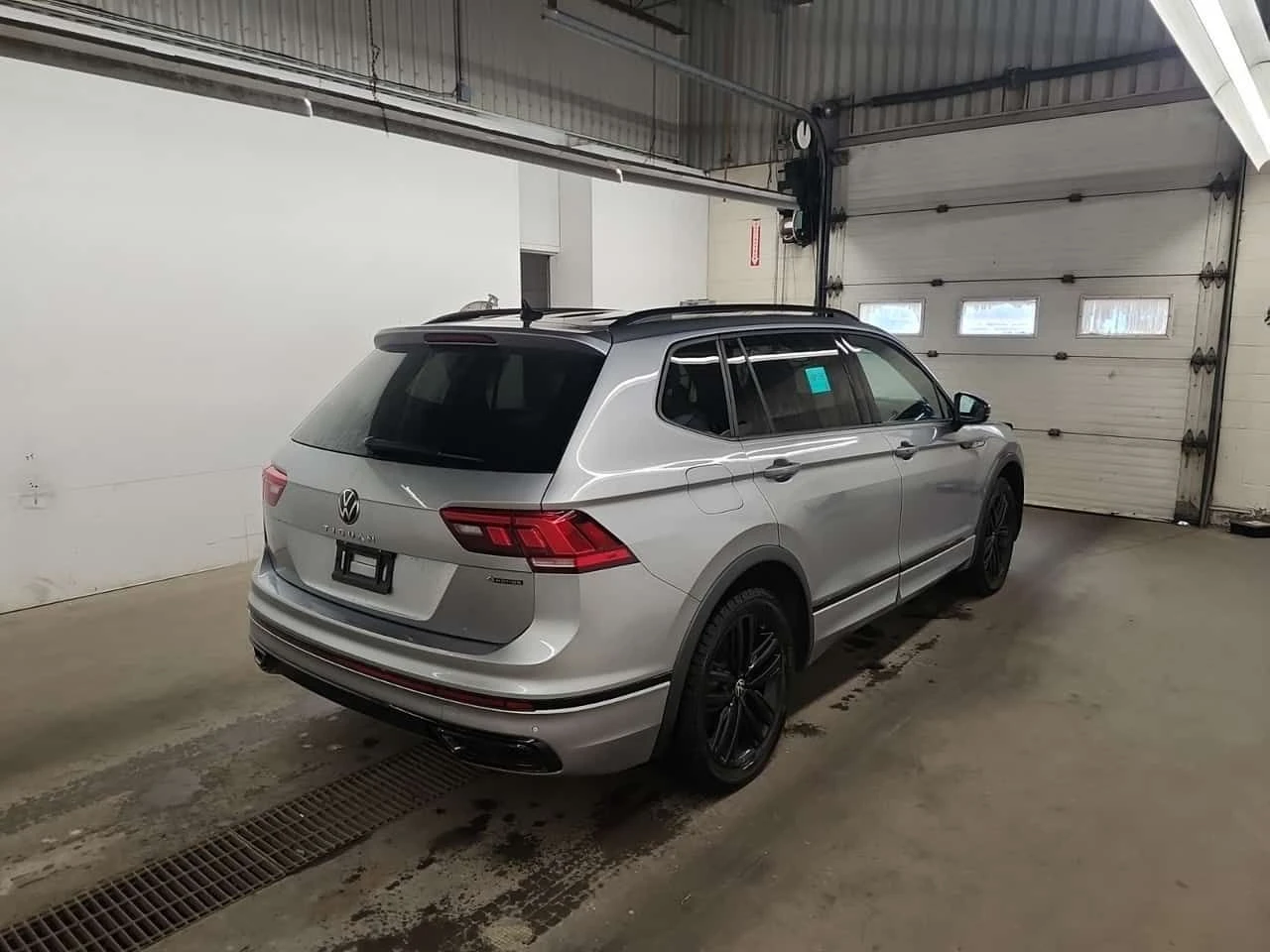 VW Tiguan  COMFORTLINE R LINE BLACK EDITION , снимка 4 - Автомобили и джипове - 54465998