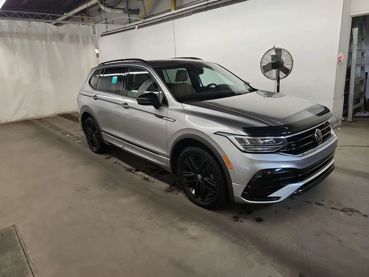 VW Tiguan  COMFORTLINE R LINE BLACK EDITION , снимка 2 - Автомобили и джипове - 54465998
