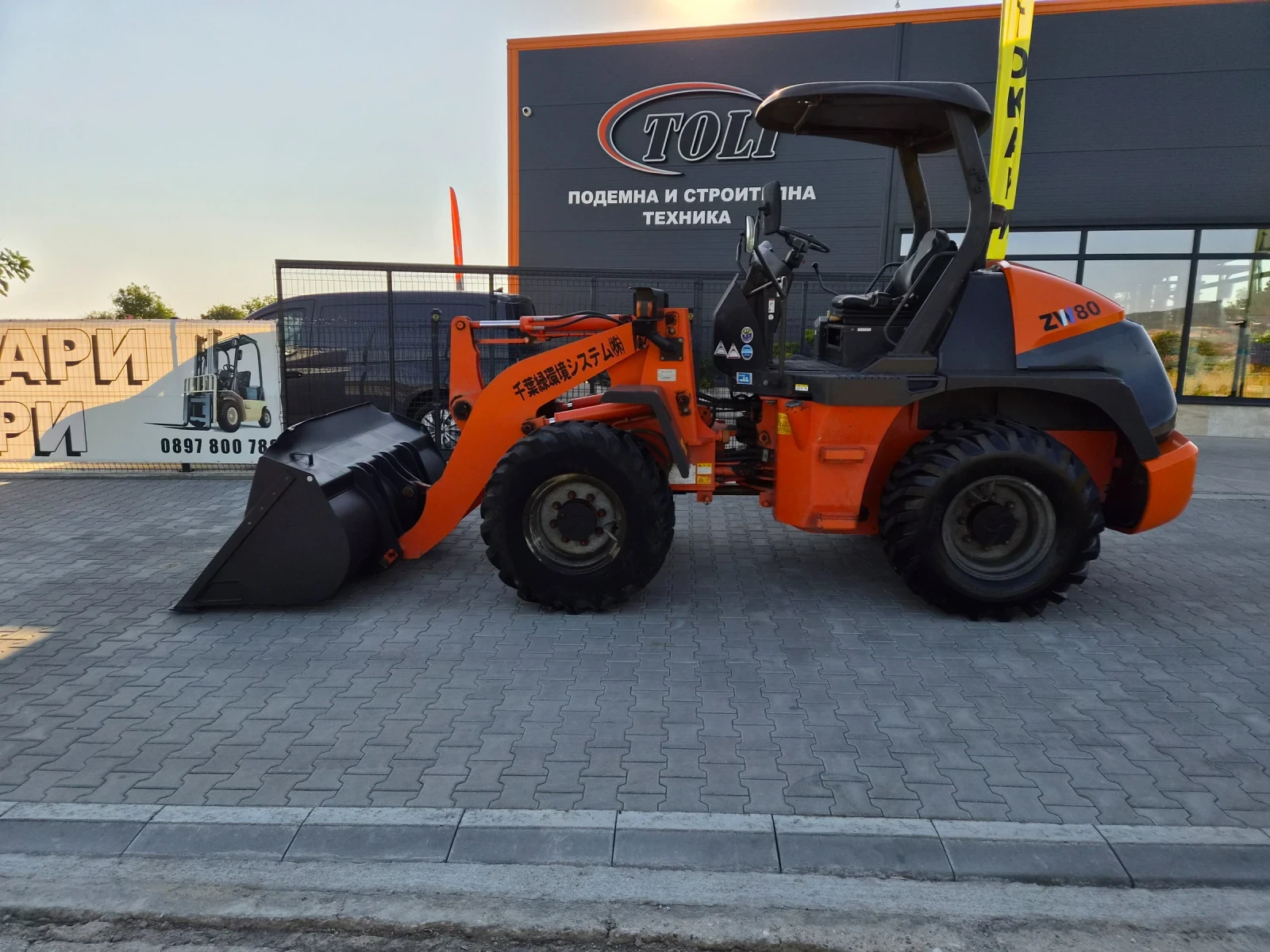 Челен товарач Hitachi ZW80-5B / НАЛИЧЕН !, снимка 2 - Индустриална техника - 55718608