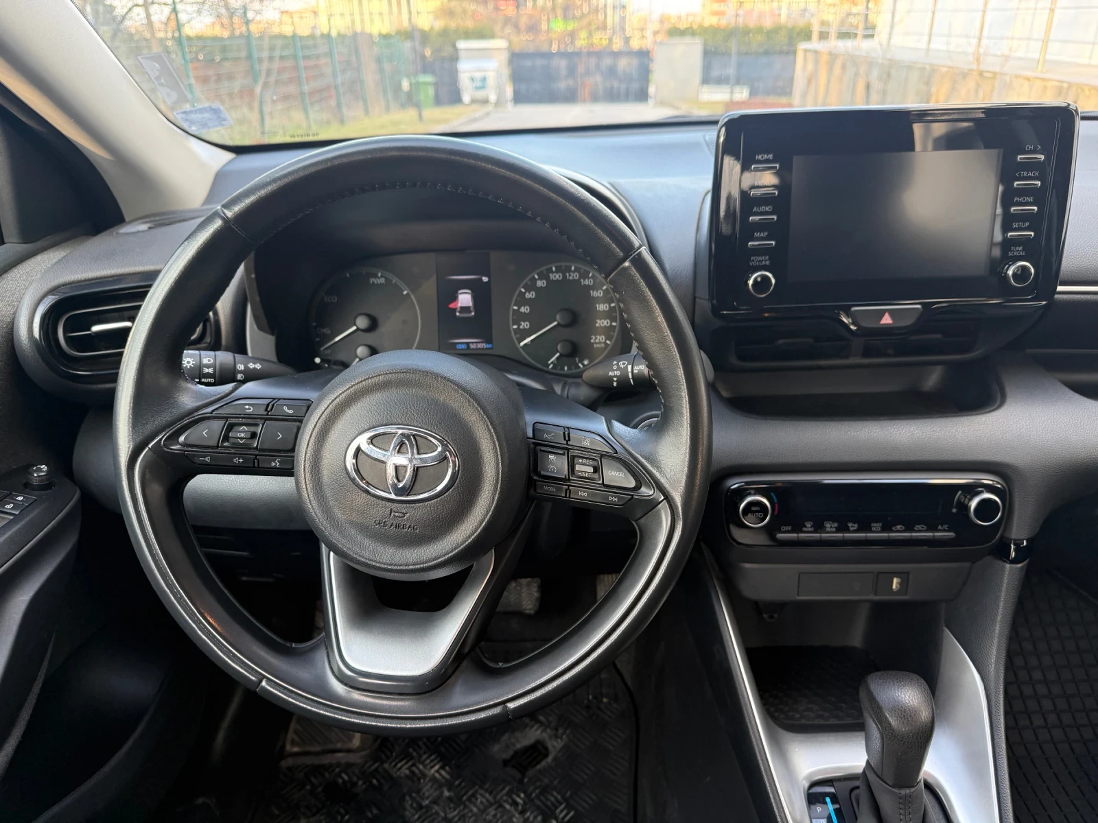 Toyota Yaris 1.5 HYBRID-Гаранционен 50000км, снимка 8 - Автомобили и джипове - 53747068