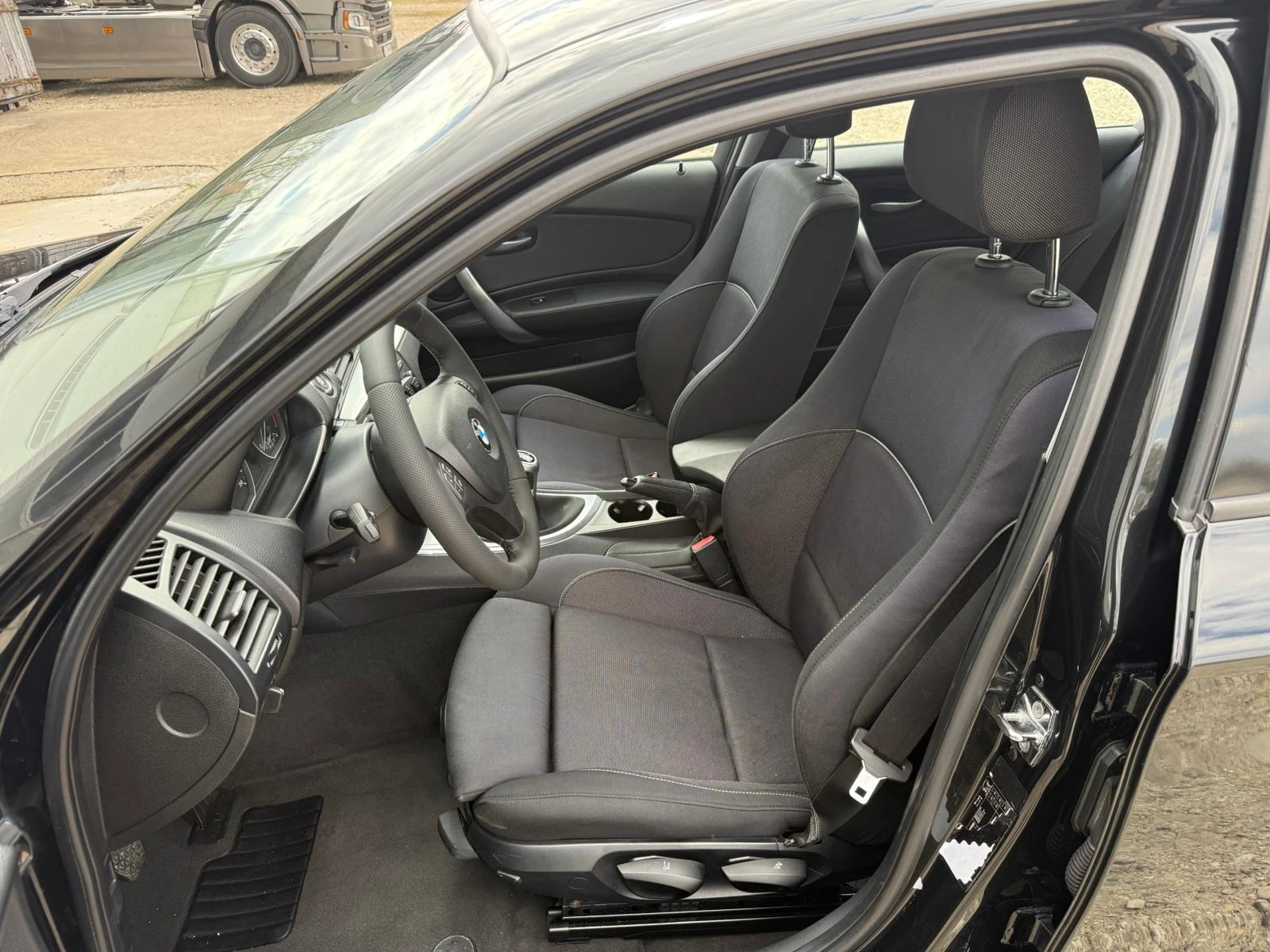 BMW 120 2.0D Xenon/Мултиволан/17zoll/Собствен лизинг, снимка 9 - Автомобили и джипове - 53973479