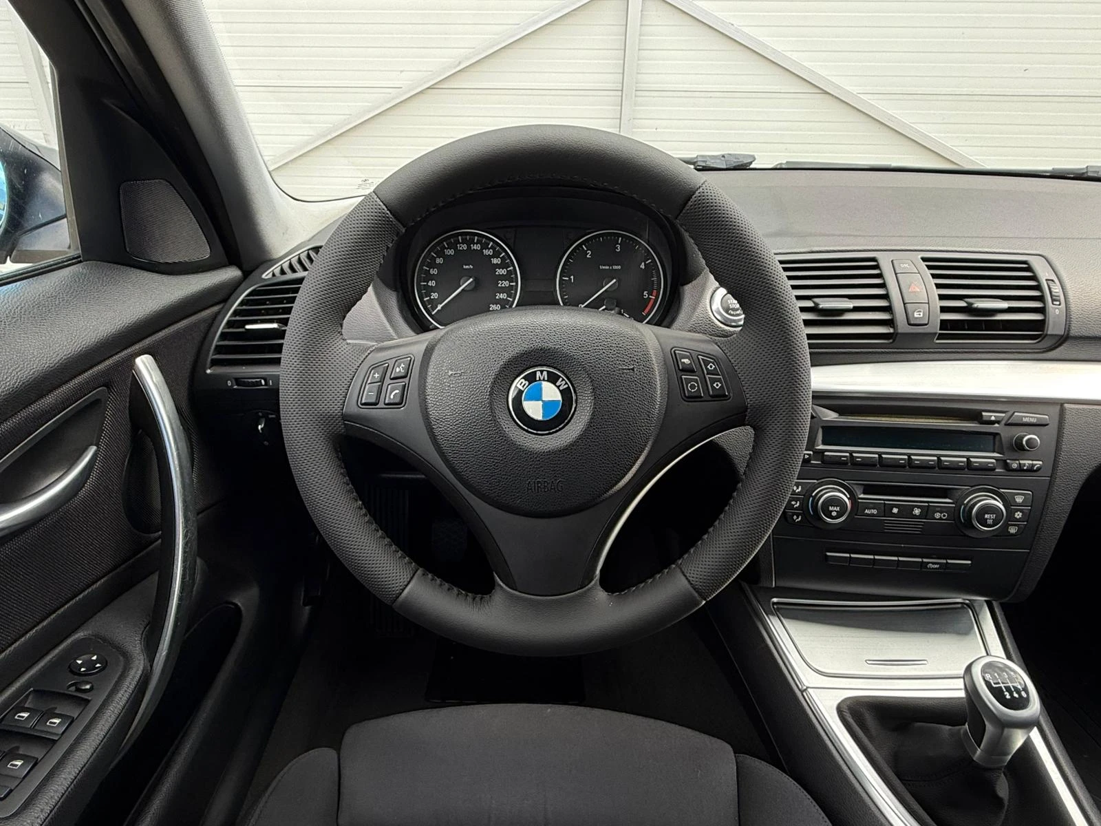 BMW 120 2.0D Xenon/Мултиволан/17zoll/Собствен лизинг, снимка 13 - Автомобили и джипове - 53973479