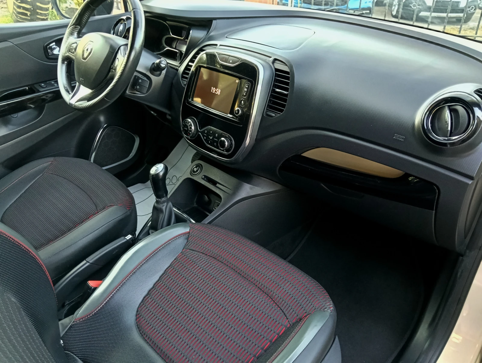 Renault Captur 1.5DCI FULL, снимка 10 - Автомобили и джипове - 55063618