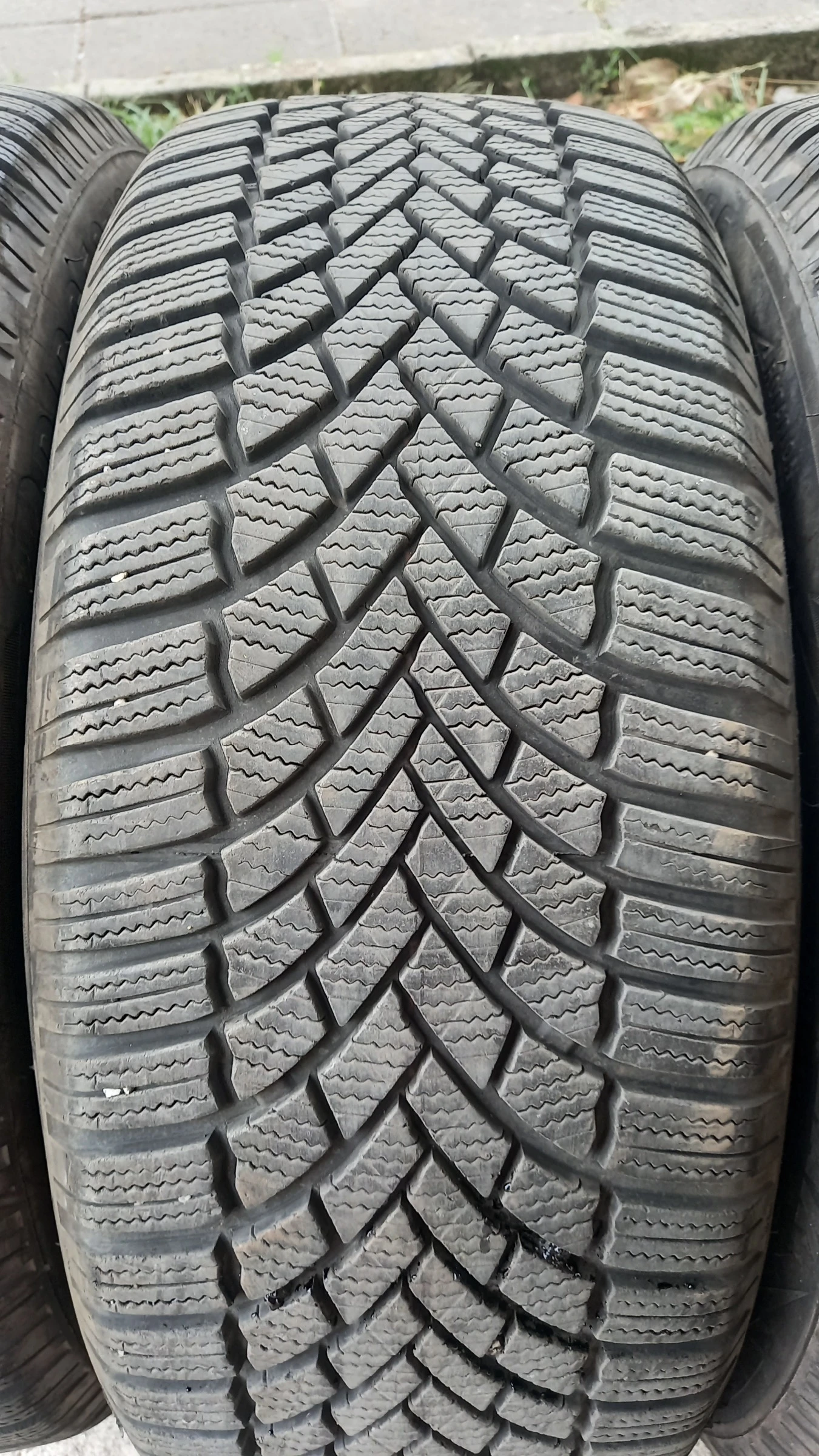 Гуми Зимни 215/55R17, снимка 4 - Гуми и джанти - 56103447