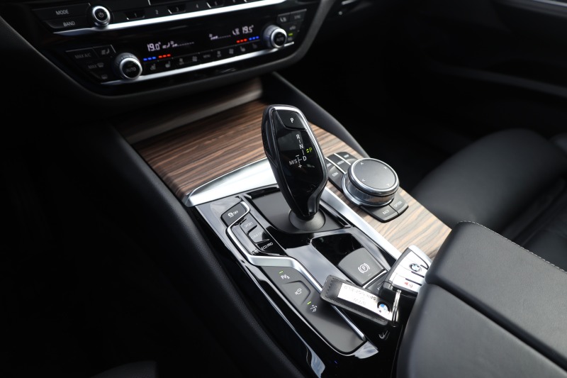 BMW 6 GT 640i xD Luxury* H/K* PANO* Soft* Massage* 360* HuD, снимка 10 - Автомобили и джипове - 42293870