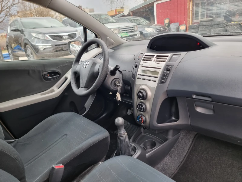 Toyota Yaris 1.0I FACE, снимка 16 - Автомобили и джипове - 49481140