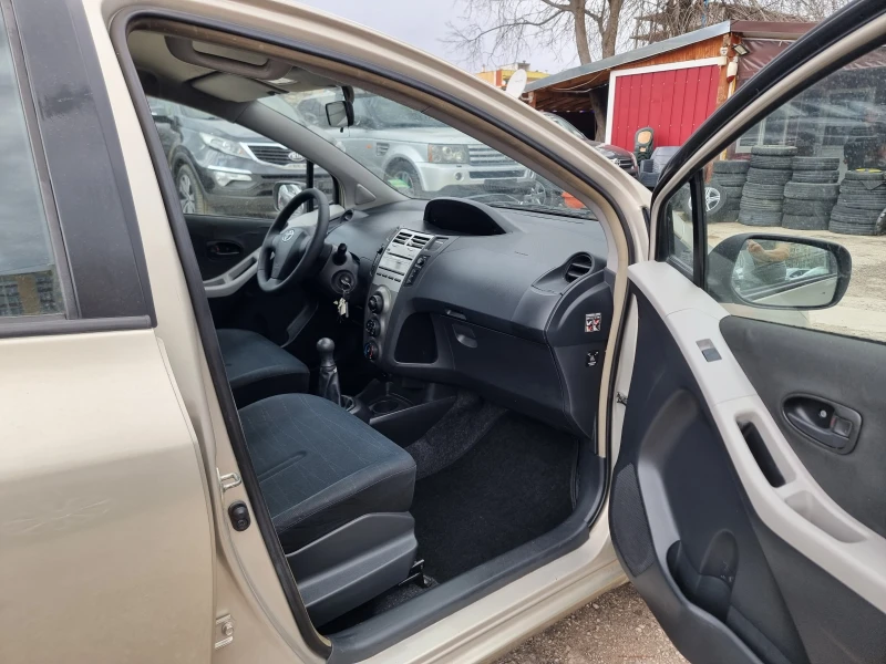 Toyota Yaris 1.0I FACE, снимка 15 - Автомобили и джипове - 49481140