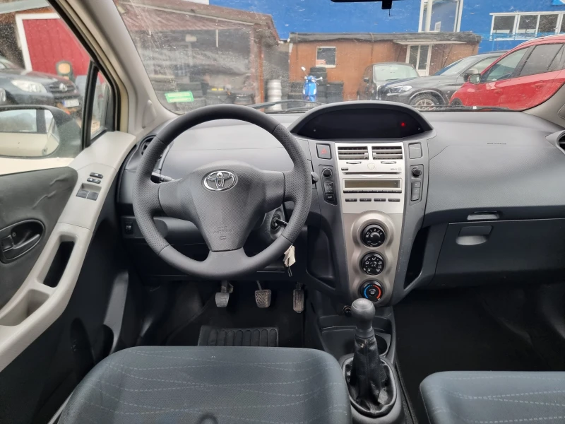 Toyota Yaris 1.0I FACE, снимка 12 - Автомобили и джипове - 49481140