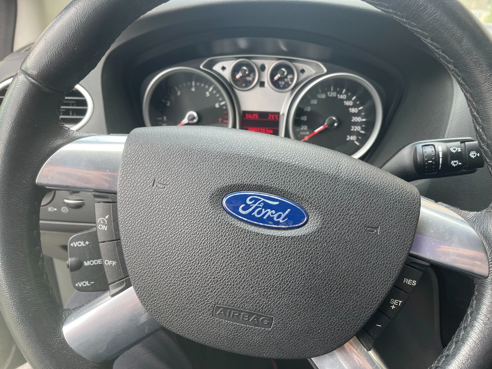 Ford Focus Ghia - изображение 10