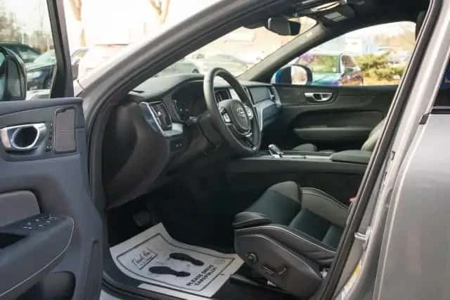 Volvo XC60 * Ultimate Dark Theme T8 * 360 * H/K, снимка 16 - Автомобили и джипове - 54419046