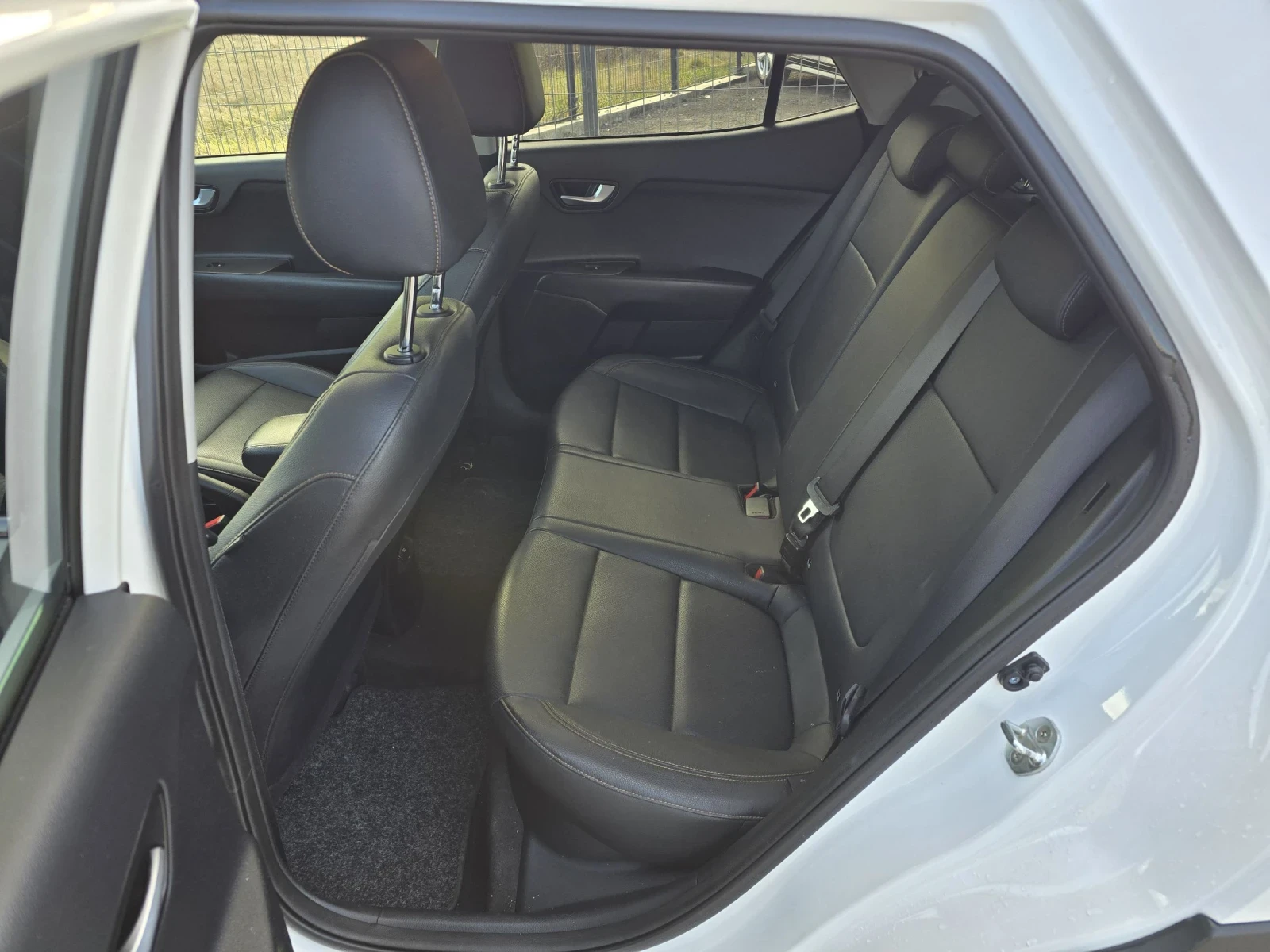 Kia Stonic 1.6 CRDI/FULL/ЕДИН СОБСТВЕНИК/РЕАЛНИ КИЛОМЕТРИ, снимка 10 - Автомобили и джипове - 53746860