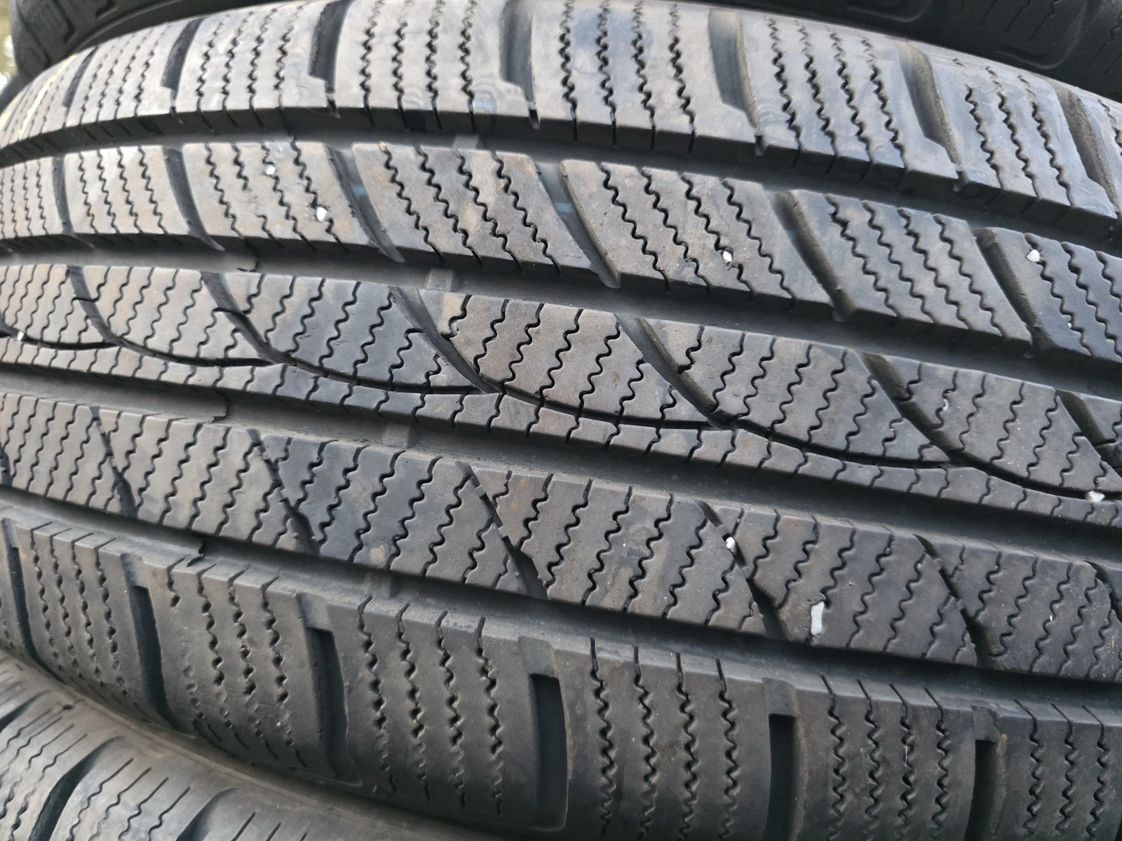 Гуми Зимни 215/70R16, снимка 2 - Гуми и джанти - 56663251