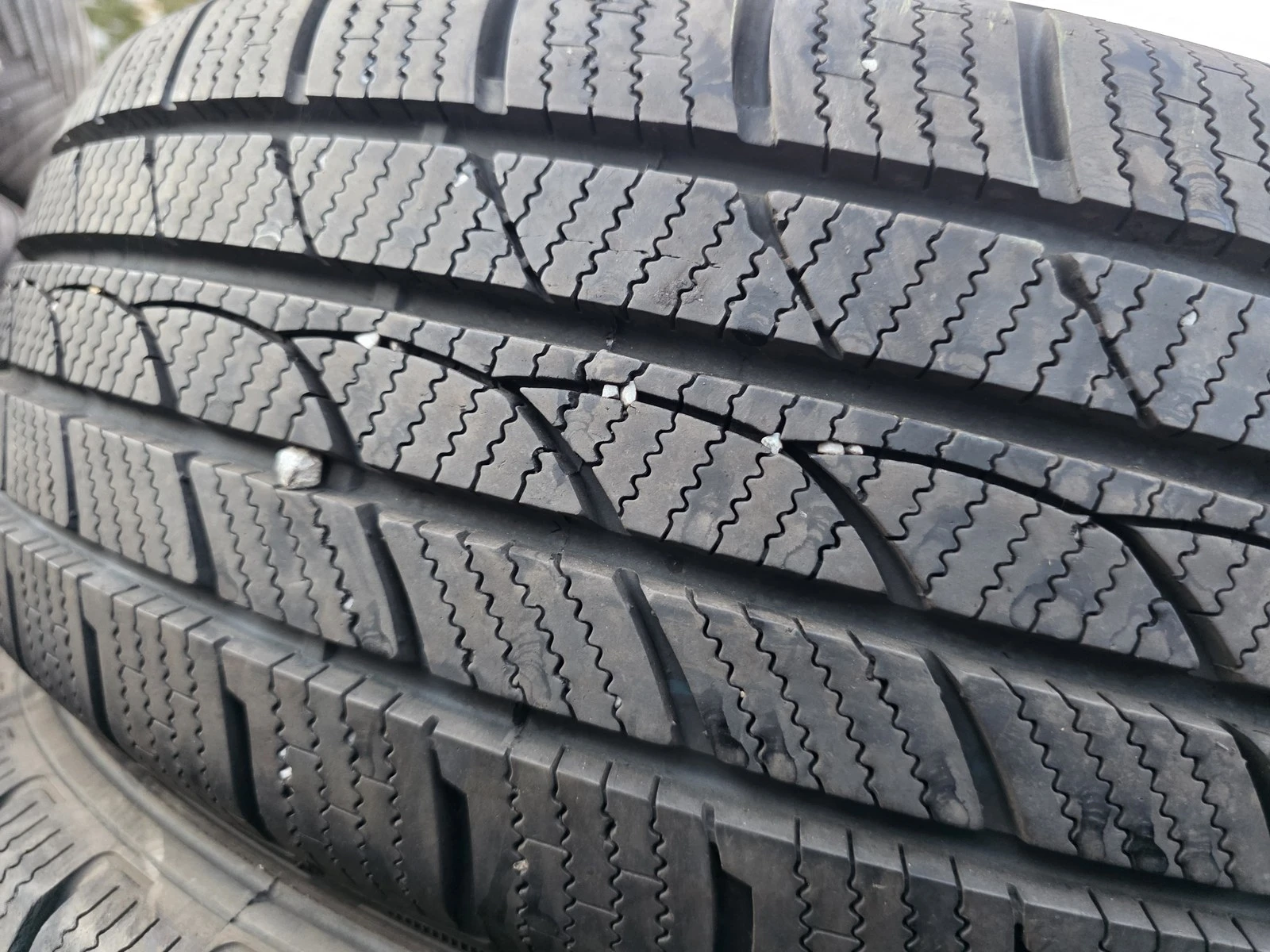 Гуми Зимни 215/70R16