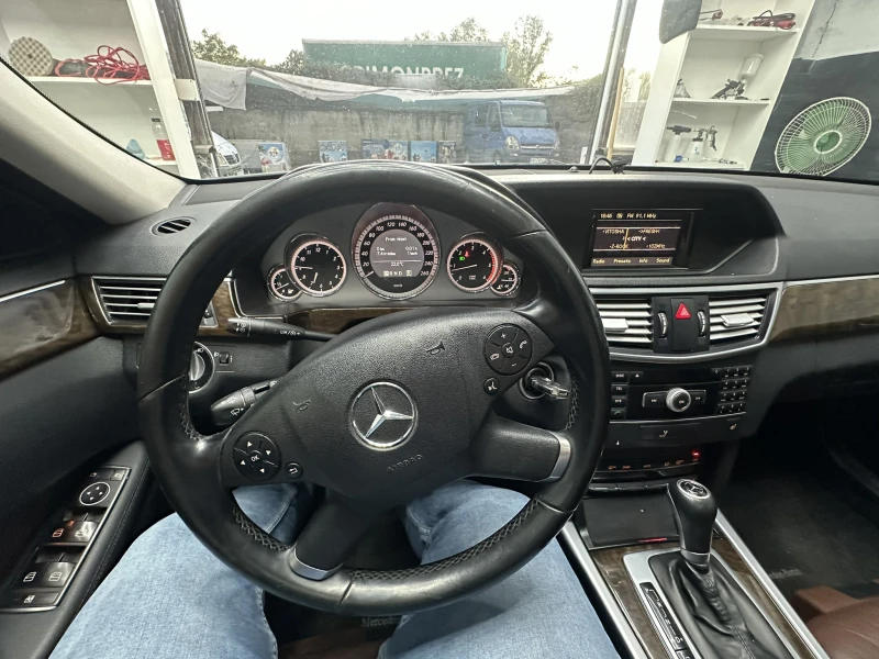 Mercedes-Benz E 200, снимка 13 - Автомобили и джипове - 47714077