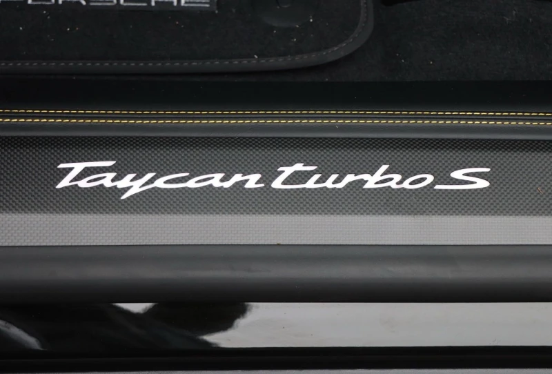 Porsche Taycan Turbo S = Carbon Interior & Exterior= Гаранция, снимка 8 - Автомобили и джипове - 49051562