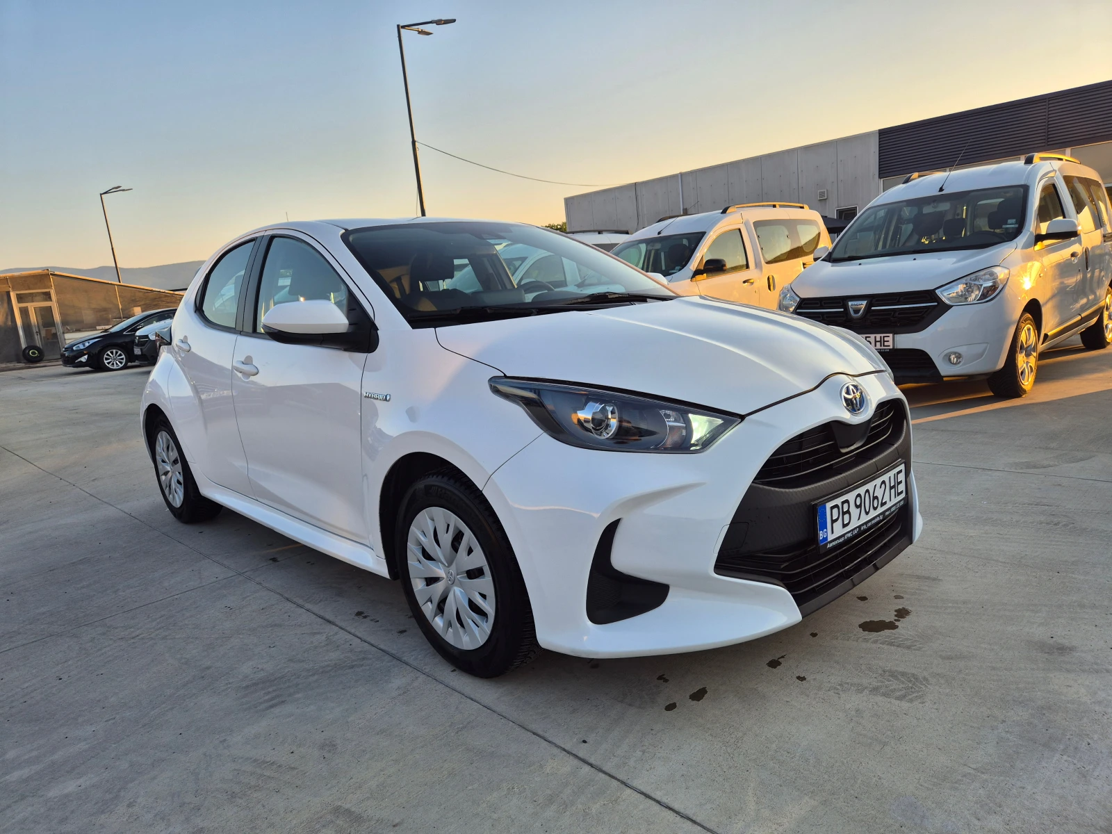 Toyota Yaris LIGHT 1.5 HYBRID A/T - изображение 7
