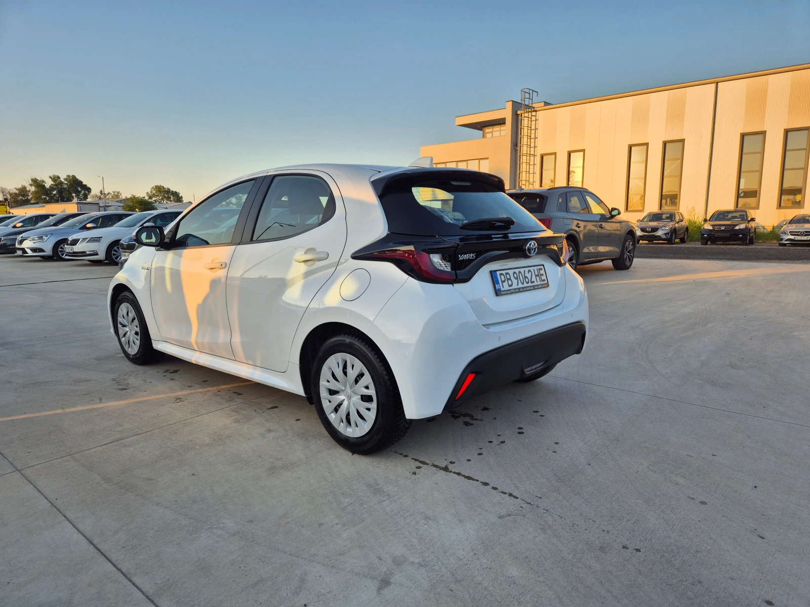 Toyota Yaris LIGHT 1.5 HYBRID A/T - изображение 3