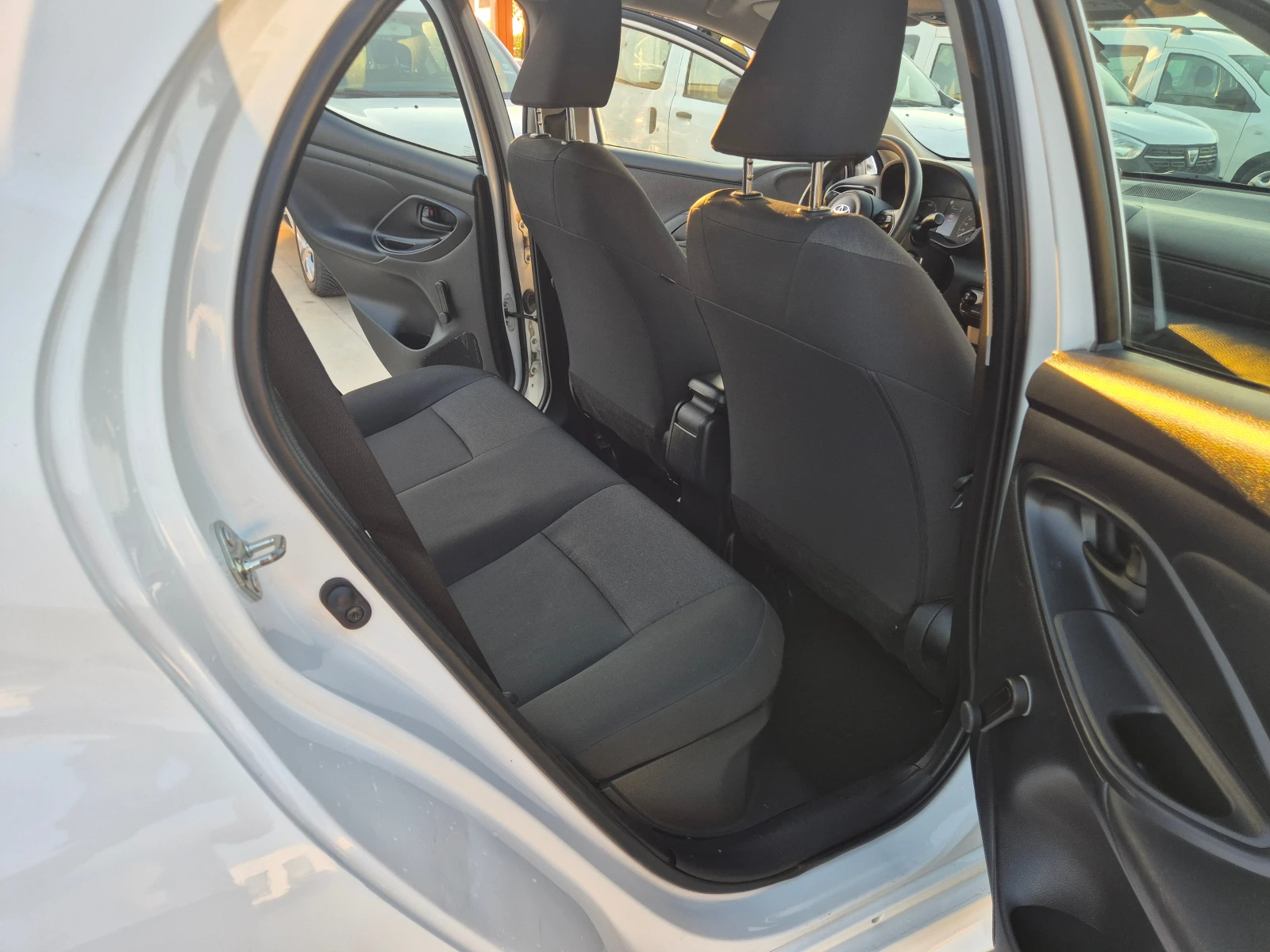 Toyota Yaris LIGHT 1.5 HYBRID A/T - изображение 10