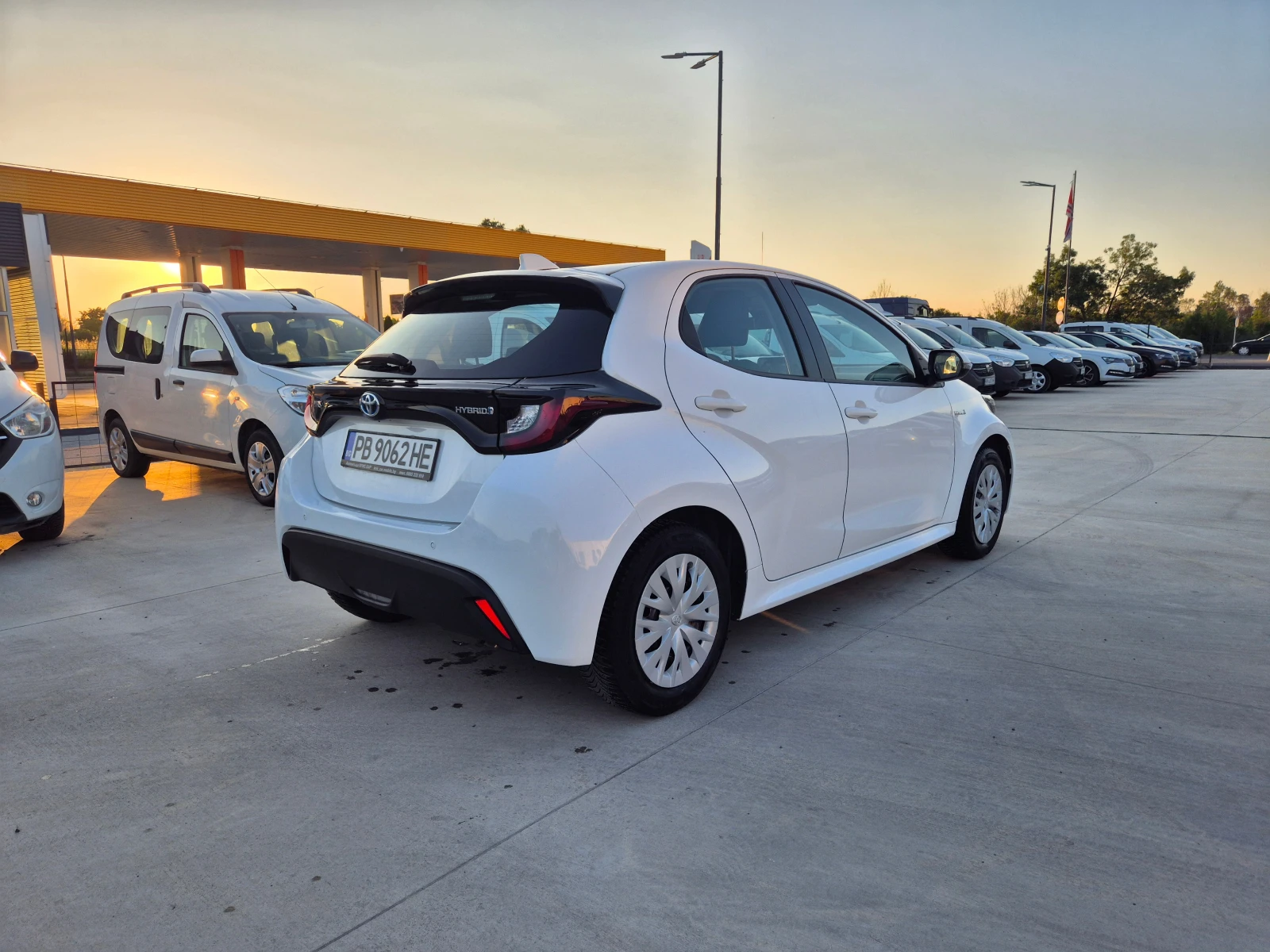 Toyota Yaris LIGHT 1.5 HYBRID A/T - изображение 5