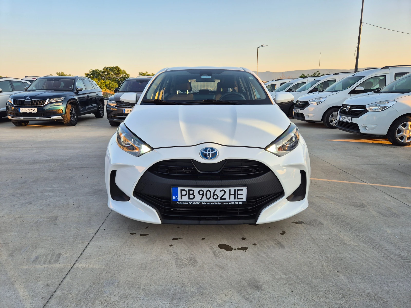 Toyota Yaris LIGHT 1.5 HYBRID A/T - изображение 8