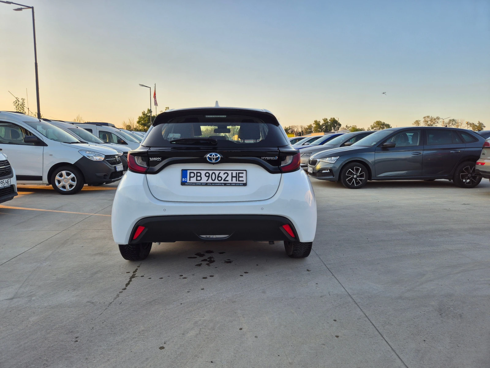 Toyota Yaris LIGHT 1.5 HYBRID A/T - изображение 4