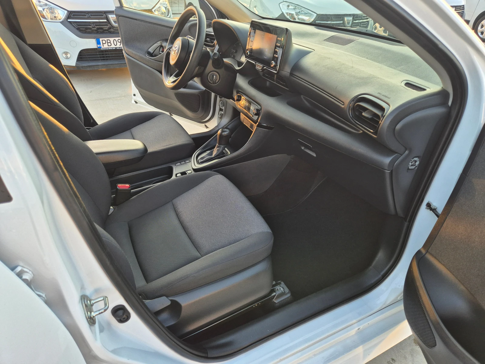 Toyota Yaris LIGHT 1.5 HYBRID A/T - изображение 9