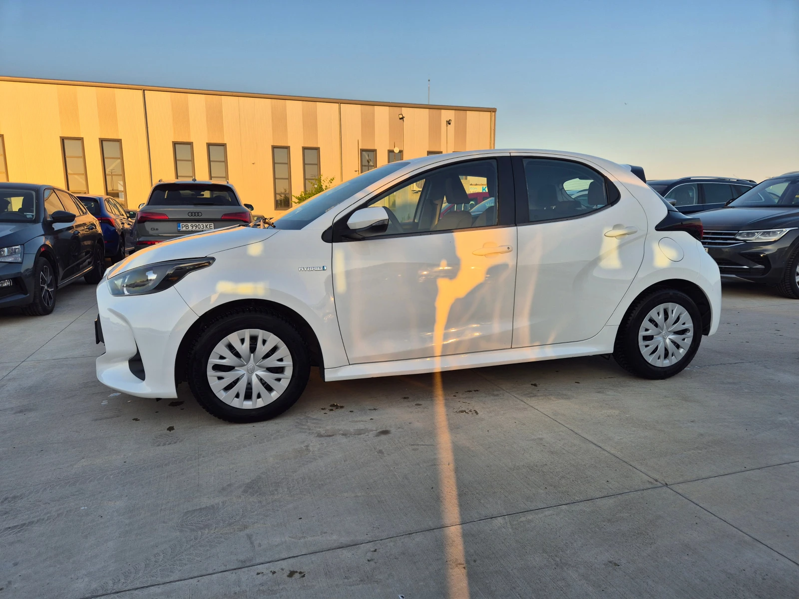 Toyota Yaris LIGHT 1.5 HYBRID A/T - изображение 2