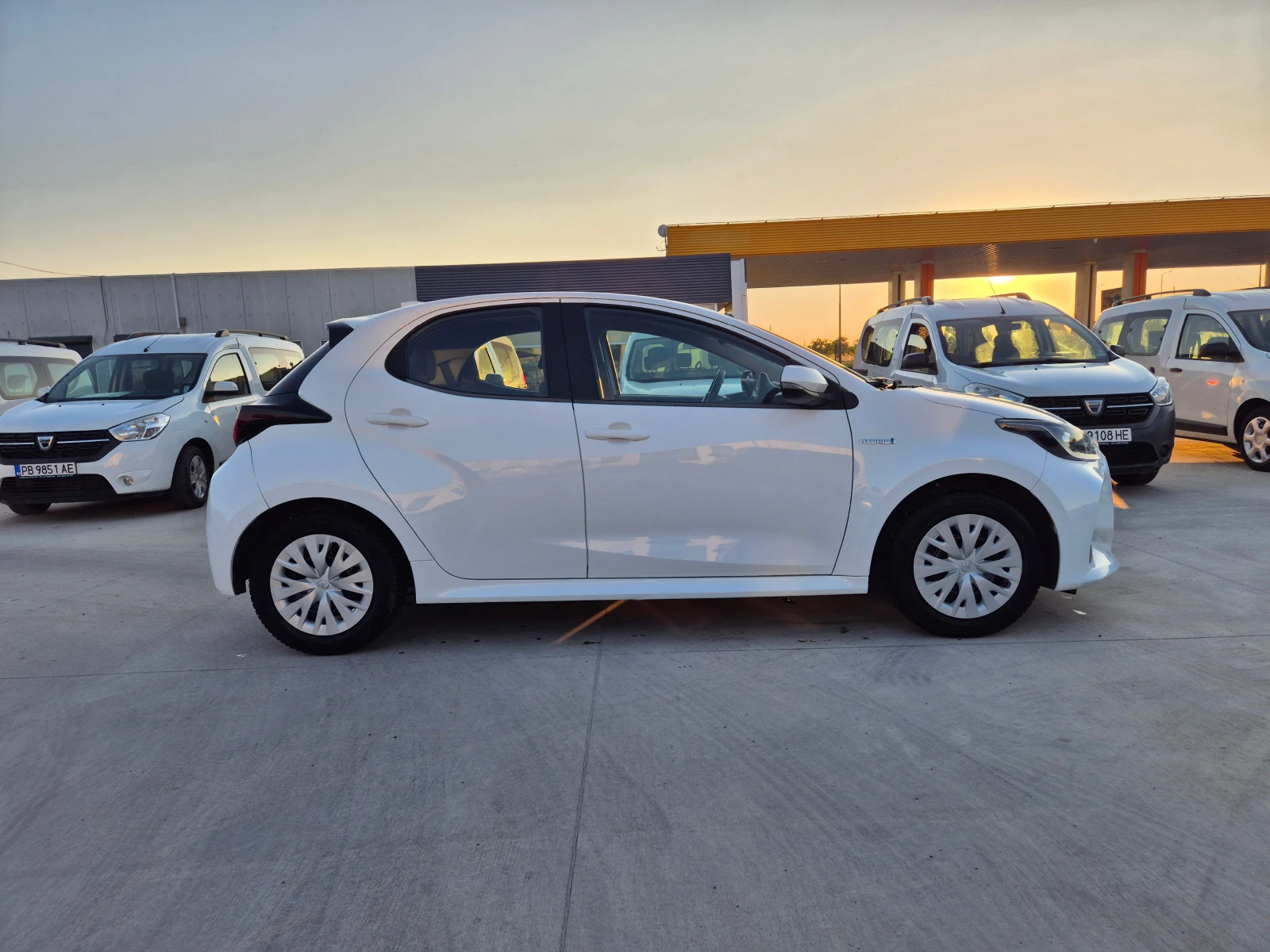 Toyota Yaris LIGHT 1.5 HYBRID A/T - изображение 6