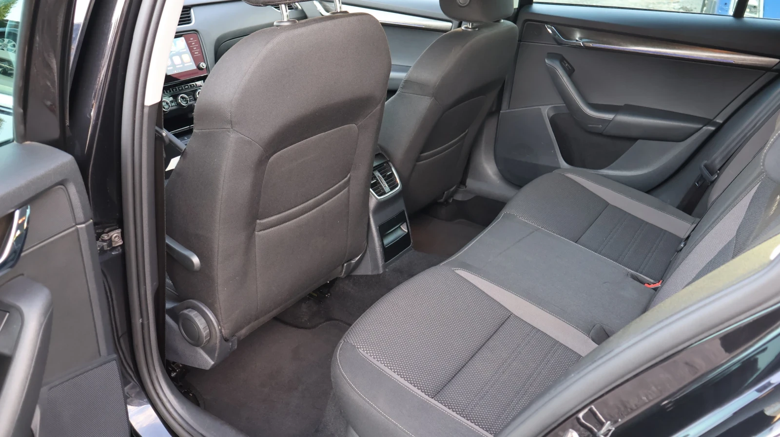 Skoda Octavia SCOUT 4X4 DSG Full LED НАВИГАЦИЯ ДИСТРОНИК  - изображение 9