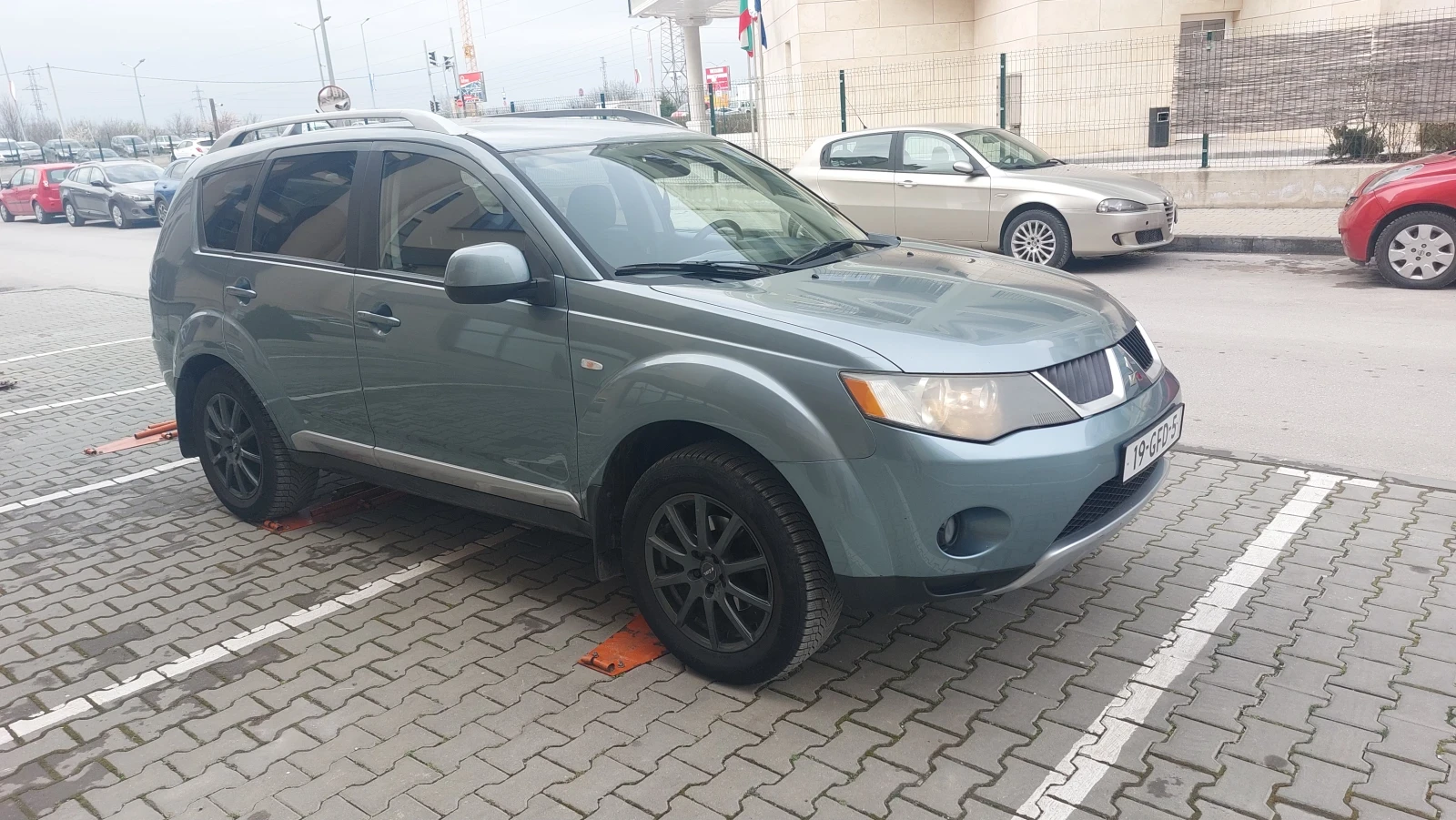 Mitsubishi Outlander 4х4 бензин ръчка, снимка 3 - Автомобили и джипове - 53903146