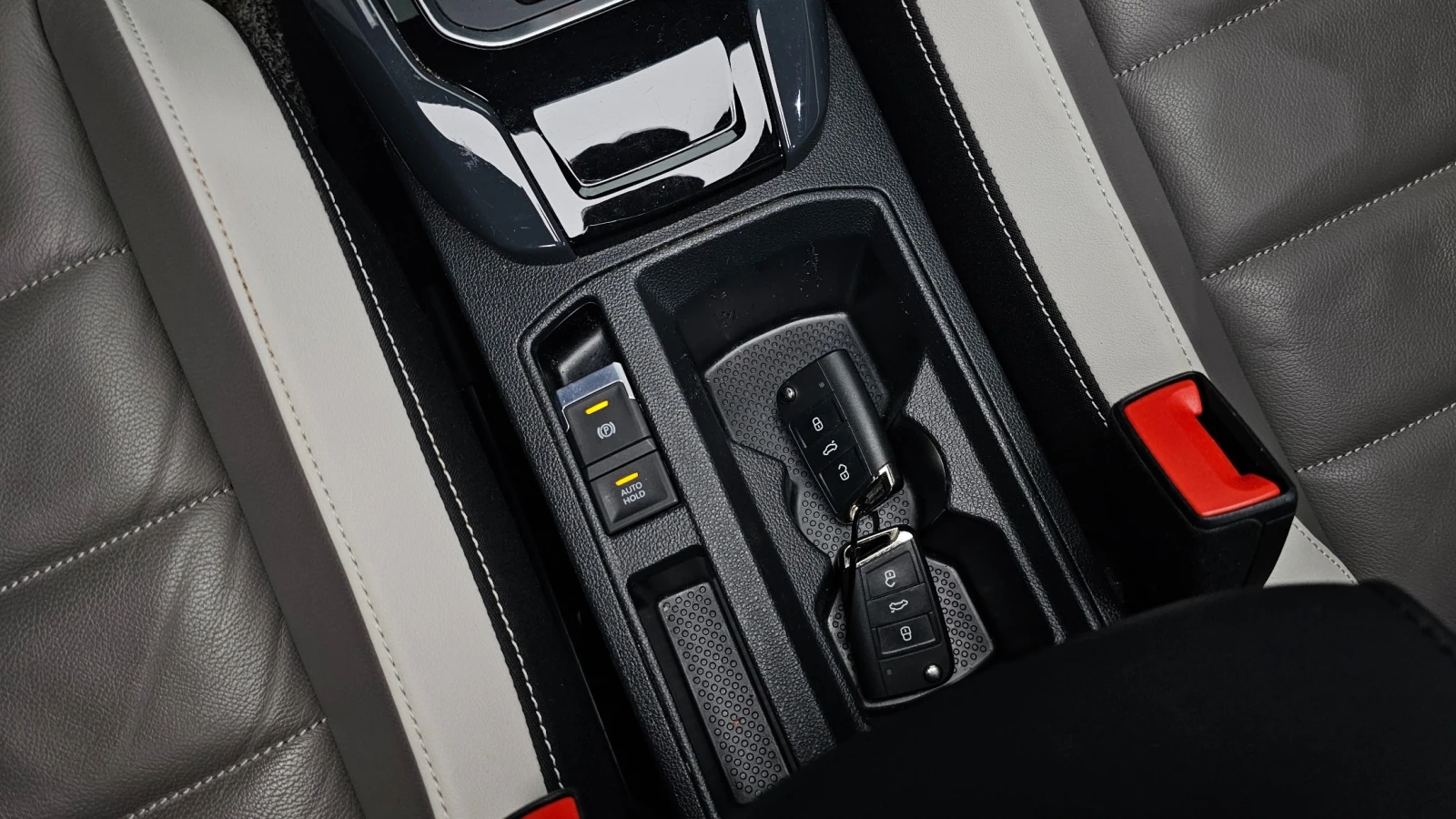 VW T-Roc Premium | Кожа | Keyless | Подгрев, снимка 12 - Автомобили и джипове - 55495050