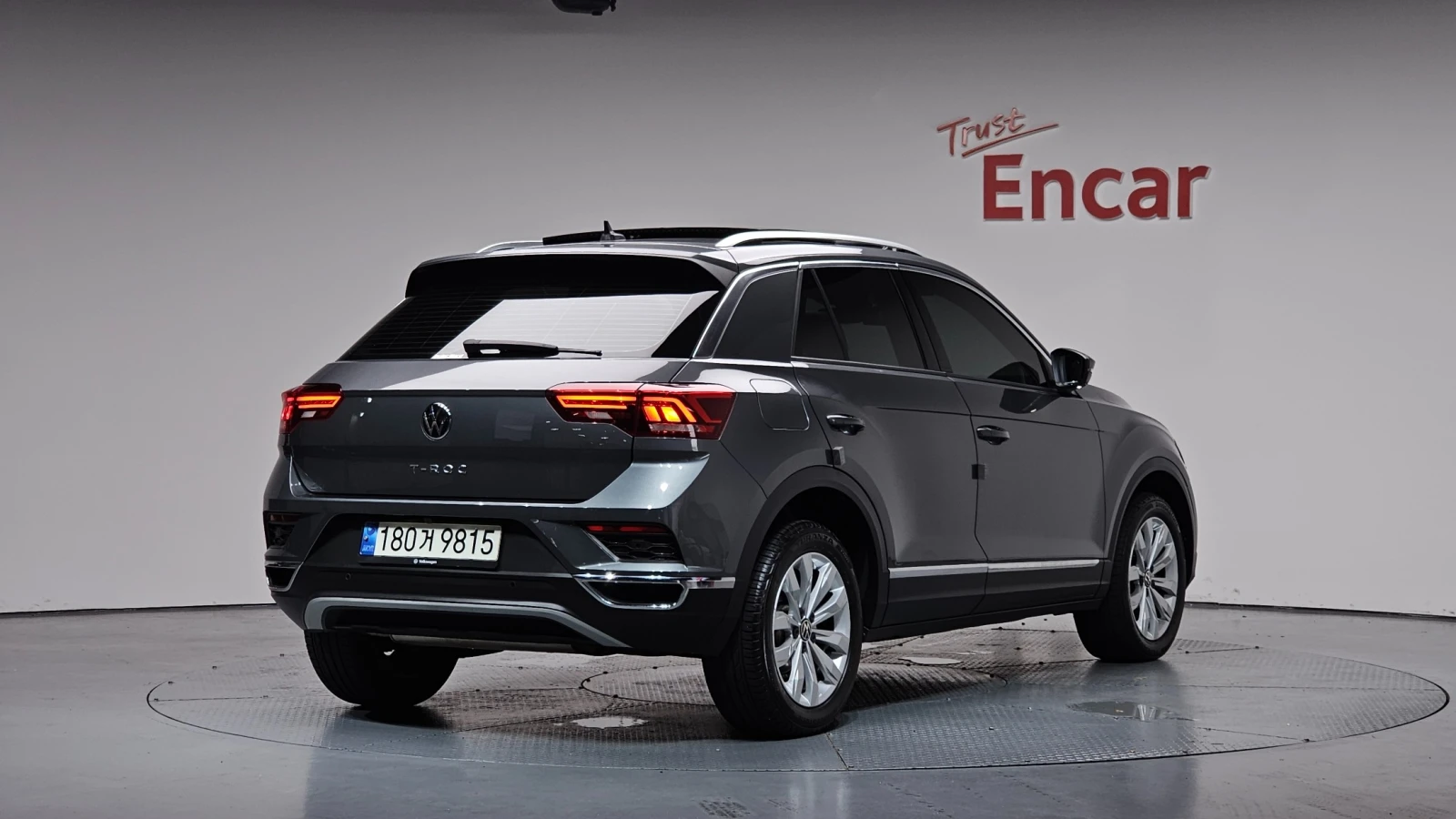 VW T-Roc Premium | Кожа | Keyless | Подгрев, снимка 2 - Автомобили и джипове - 55495050