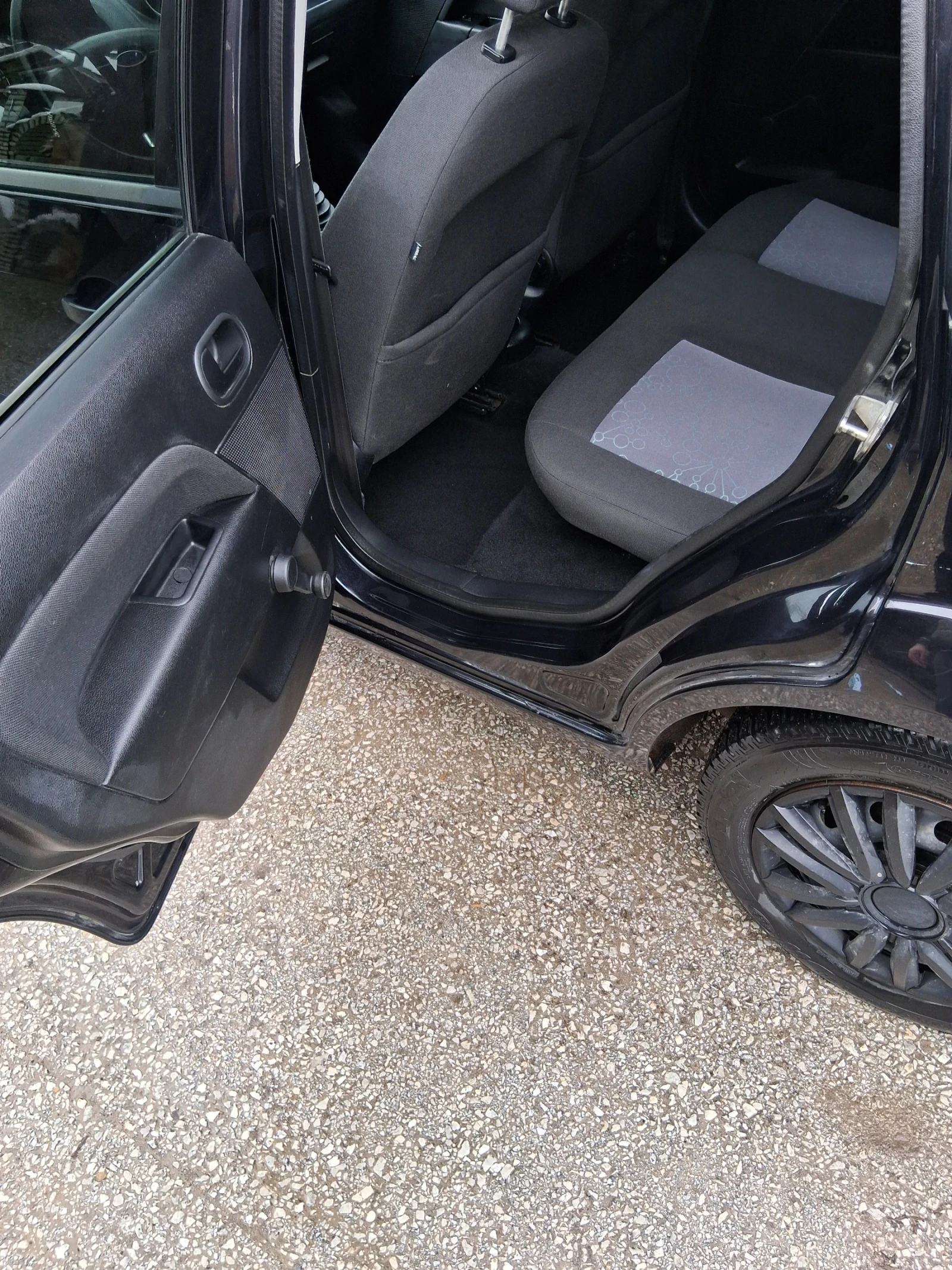 Ford Fiesta 1.4i, снимка 7 - Автомобили и джипове - 53738010