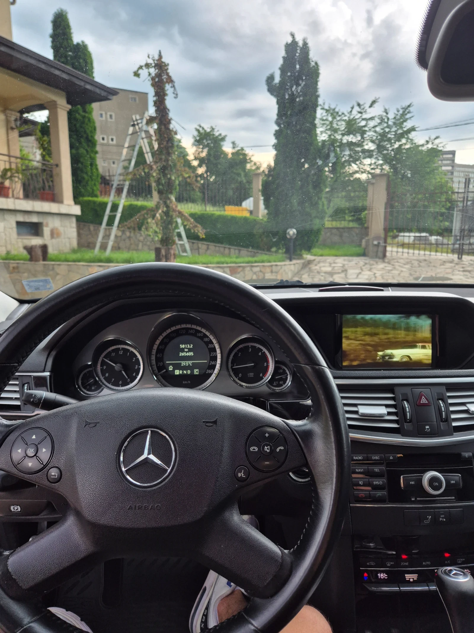 Mercedes-Benz E 250 AMG OPTIC, снимка 14 - Автомобили и джипове - 54915449