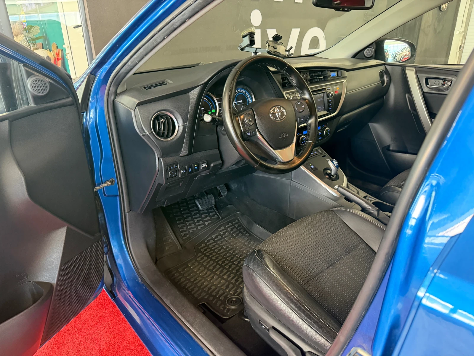 Toyota Auris Хибрид-Газ, снимка 10 - Автомобили и джипове - 55445209