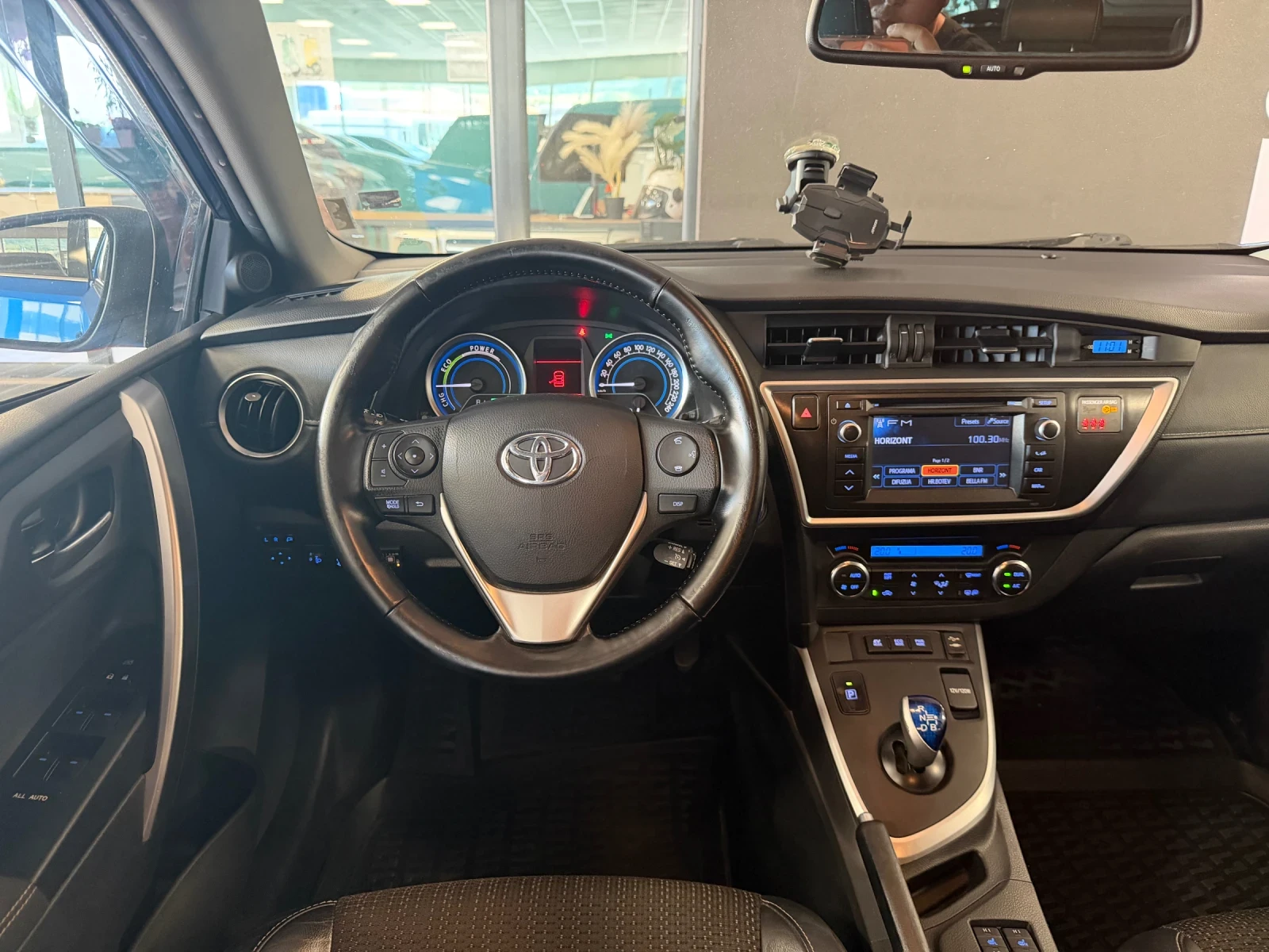 Toyota Auris Хибрид-Газ, снимка 7 - Автомобили и джипове - 55445209