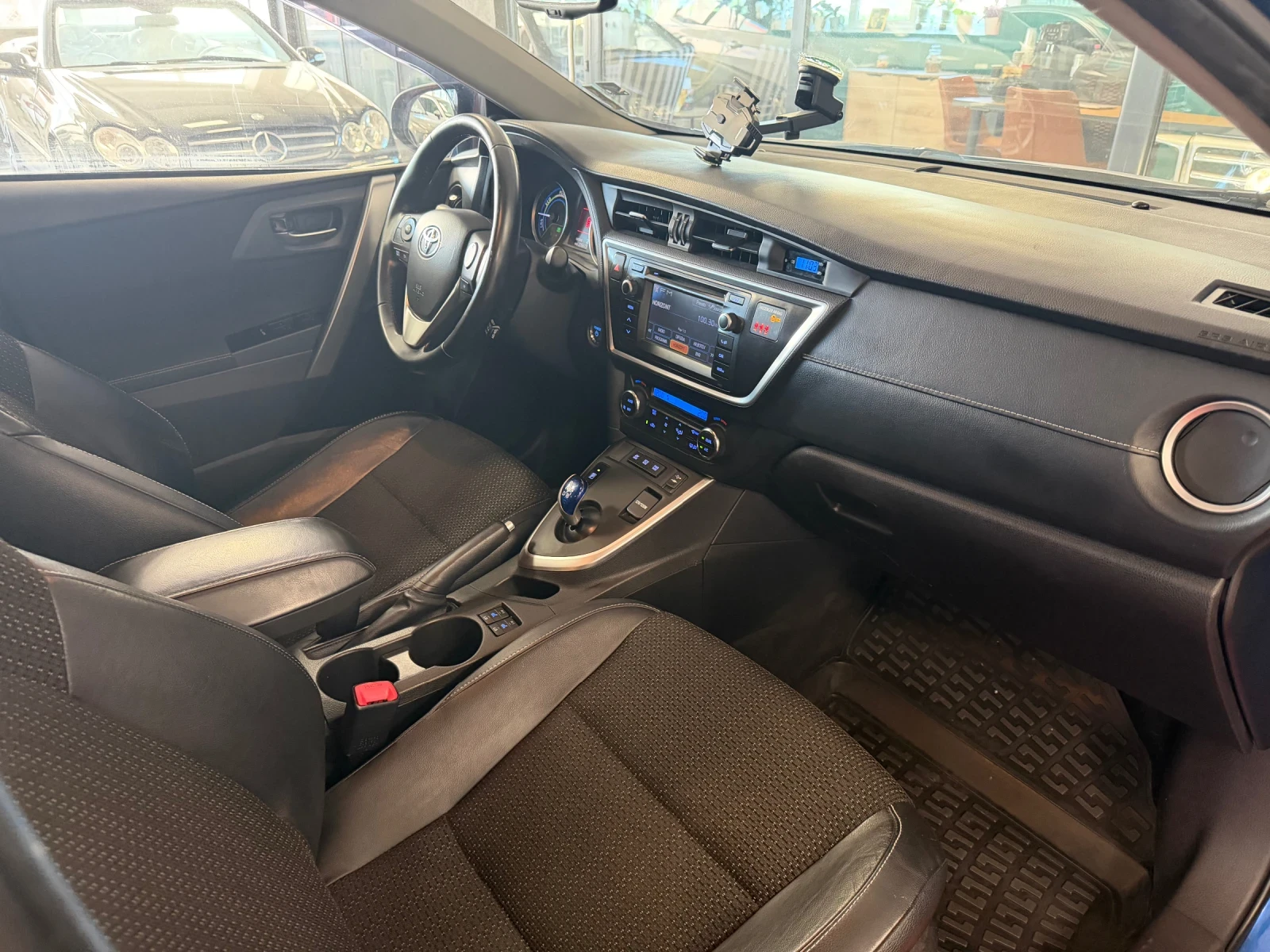 Toyota Auris Хибрид-Газ, снимка 16 - Автомобили и джипове - 55445209