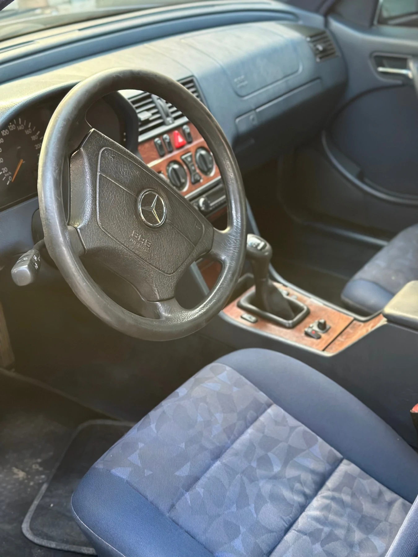 Mercedes-Benz C 180, снимка 3 - Автомобили и джипове - 55546925