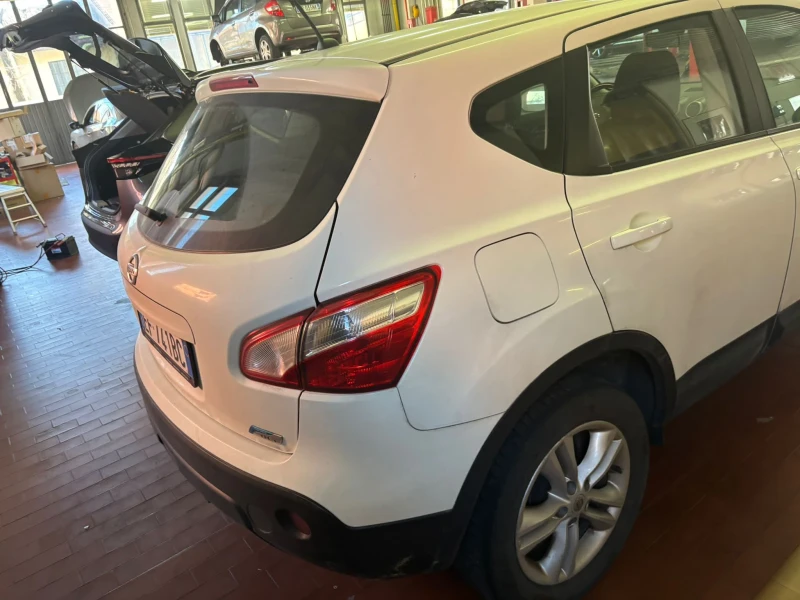 Nissan Qashqai като нова , снимка 3 - Автомобили и джипове - 49277143