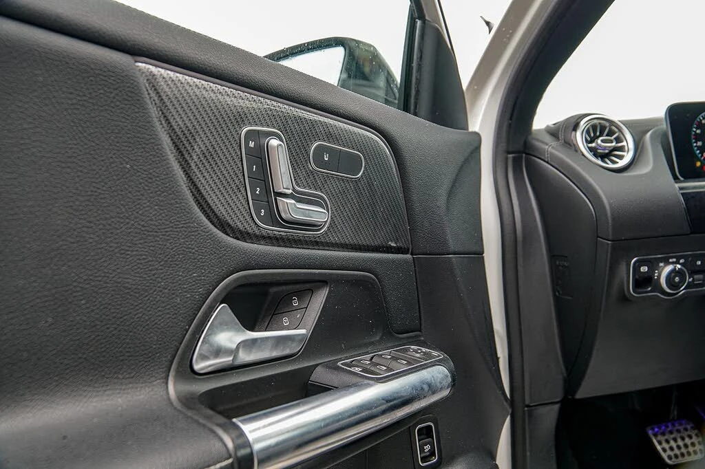 Mercedes-Benz GLA 250 4MATIC* AMG* BURMESTER* CARBON* 360 КАМЕРИ* ПАНО, снимка 7 - Автомобили и джипове - 54355773