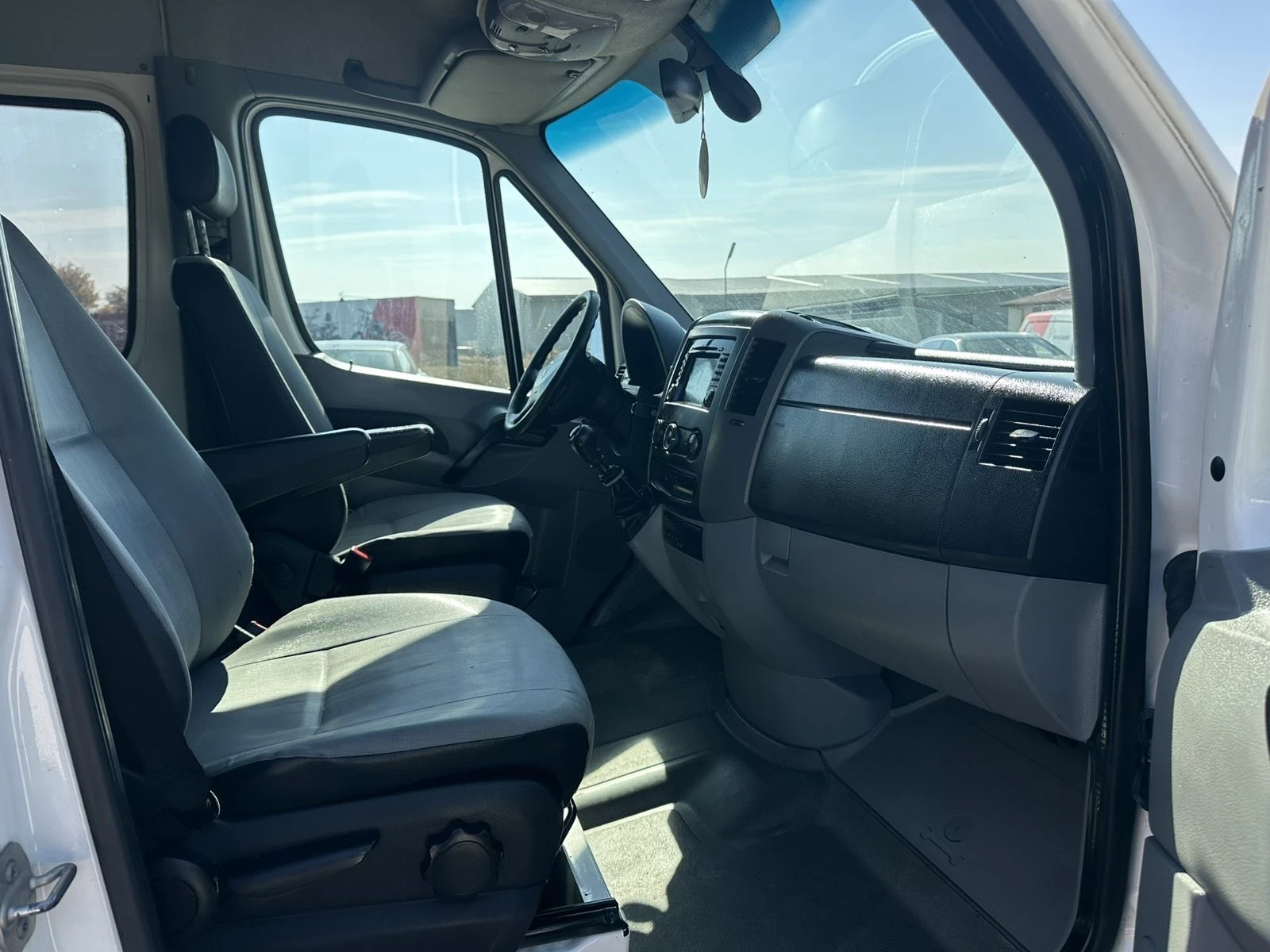 VW Crafter, снимка 9 - Бусове и автобуси - 56600960