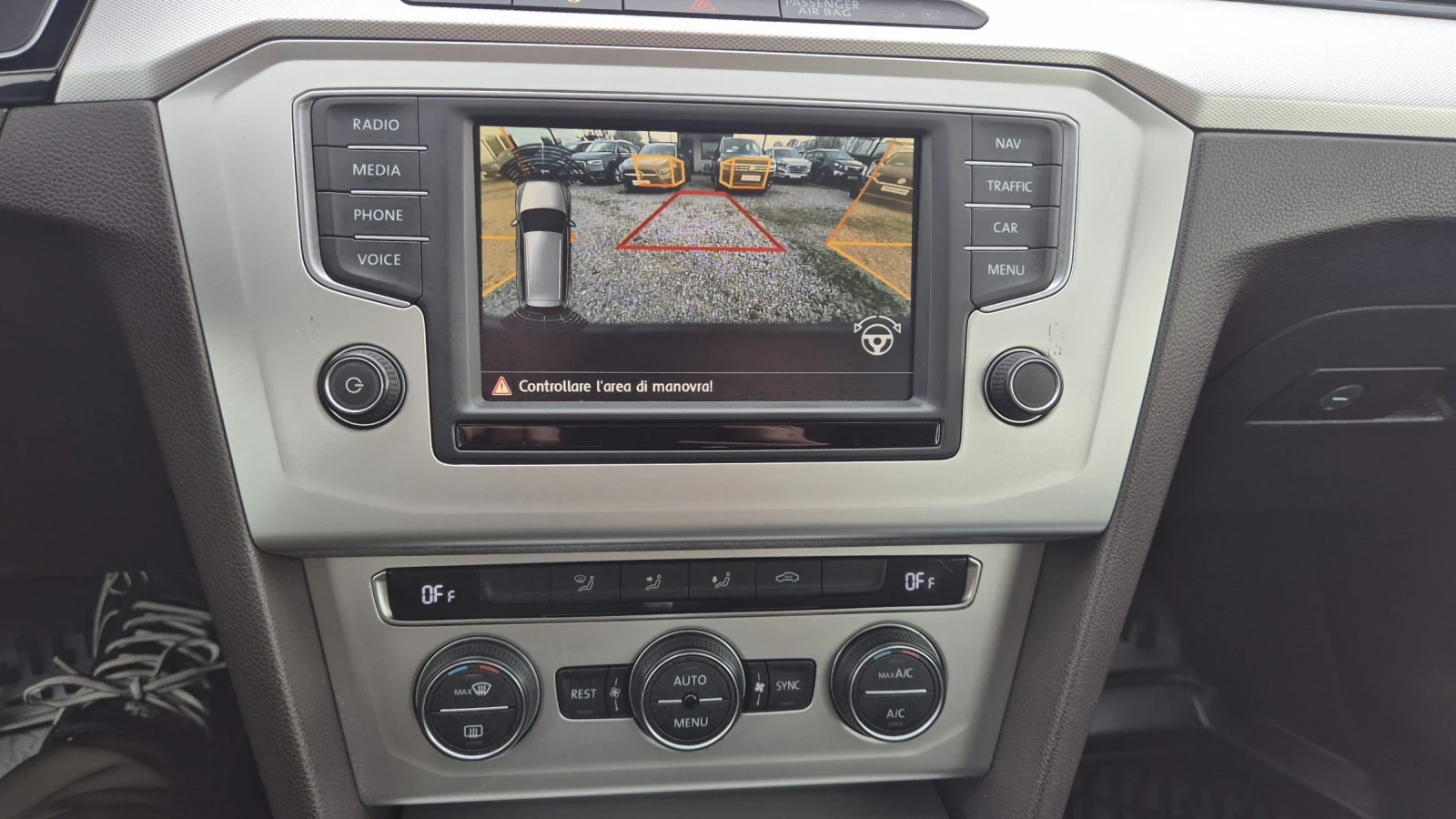 VW Passat 1.6TDI COMFORT КАМЕРА НАВИ ЛИЗИНГ ВИДЕО , снимка 16 - Автомобили и джипове - 54092757