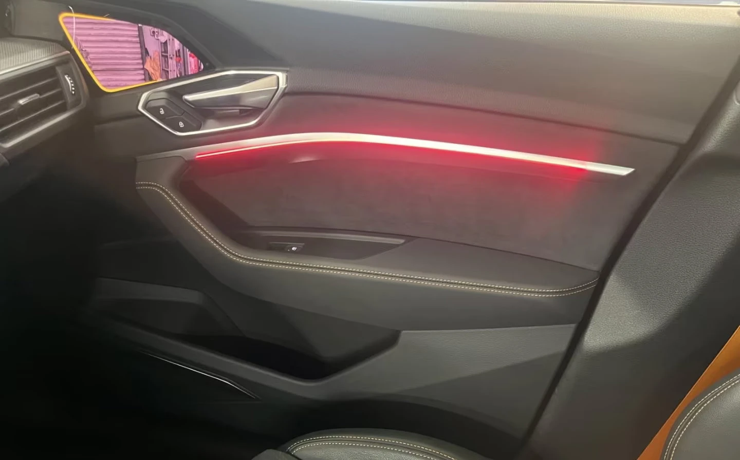 Audi E-Tron 55 SPORTBACK/408HP/S-LINE/PANO/360/HUD/148q, снимка 13 - Автомобили и джипове - 54145534