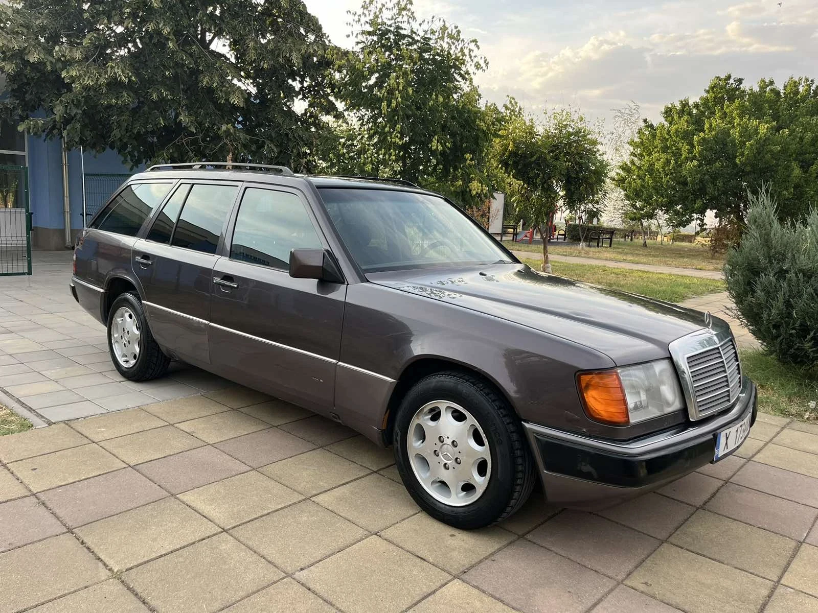 Mercedes-Benz 124 2.5D, снимка 2 - Автомобили и джипове - 54257254