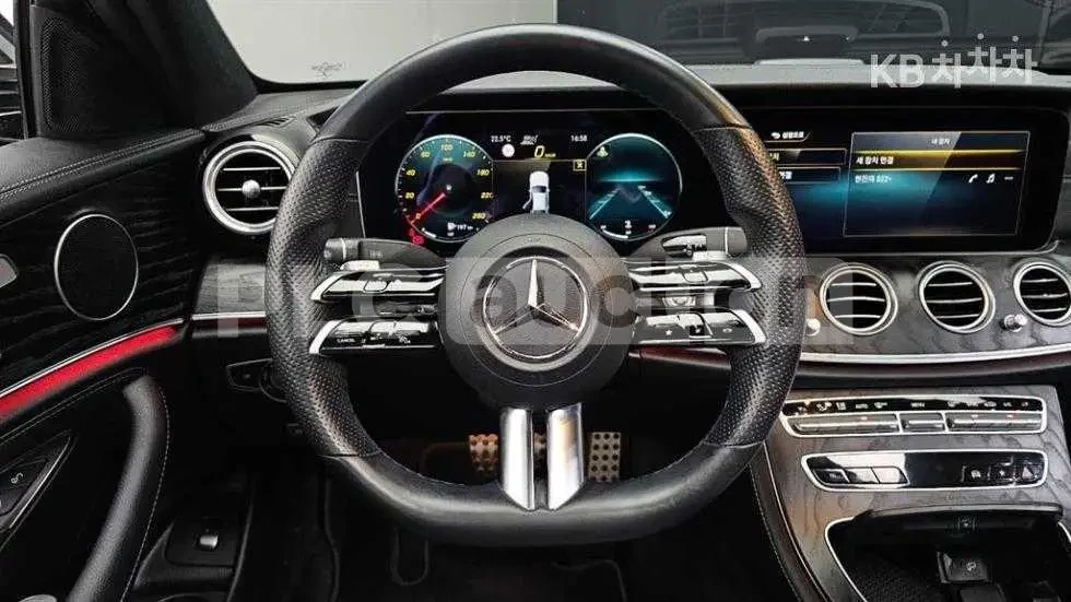 Mercedes-Benz E 220 ПОДГРЕВИ * ПАНО * KEYLESS * АВТОКРЕДИТ , снимка 15 - Автомобили и джипове - 55032591